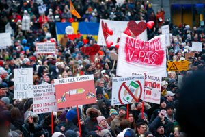 Tusinder af europæere protesterer mod vaccinepas