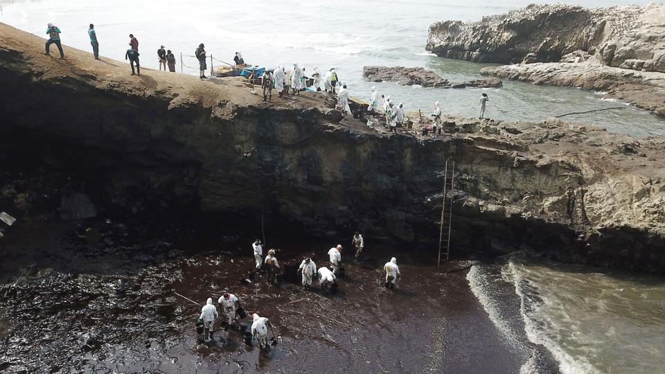PERU-TONGA-VOLCANO-TSUNAMI-OIL SPILL-CLEANUP <i>Cris Bouroncle/Ritzau Scanpix</i>
