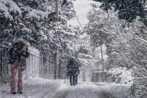Hundredvis af bilister fanget i kraftig snestorm i Athen