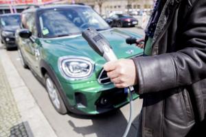 Hybridbiler udleder dobbelt så meget CO2 som tilladt