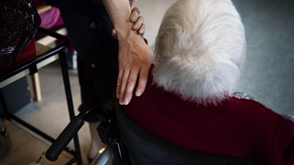 RB PLUS Mundbind på vej fra Kina til plejehjem <i>Ida Guldbæk Arentsen/Ritzau Scanpix</i>