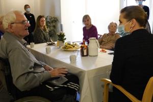 Statsministeren finder tid til omsorg på plejehjem i Herlev