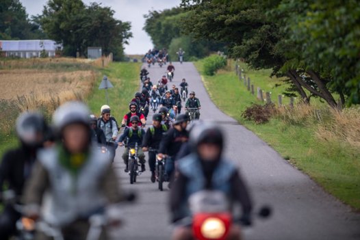 De mange knallertkørere og deres flotte Puch-knallerter er et helt særligt syn, for med over 400 deltagere er det en meget lang "slange" af folk, der nyder den hyggelige rundtur på to hjul. <i>Foto: Martél Andersen</i>