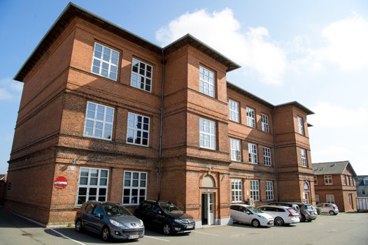 Aftalen om Thisted Kommunes budget for 2023 åbner for at starte planlægningen af et byudviklingsprojekt for det område, hvor den gamle Borgerskole ligger i dag. <i>Arkivfoto: Bo Lehm</i>