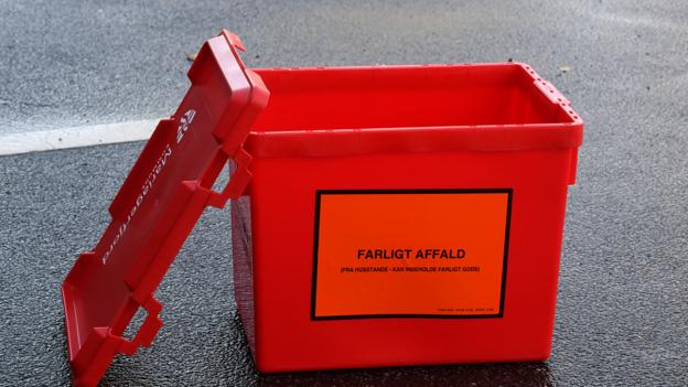 I løbet af det tidlige efterår vil de, der bor i enfamiliehuse, få en rød kasse, der bruges til farligt affald. Hvordan beboere i etageejendomme får mulighed for at sortere farligt affald er endnu ikke helt fastlagt. <i>Arkivfoto:Henrik Louis</i>