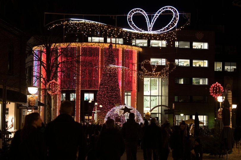 Rådhuset i Hjørring bliver ikke udsmykket med det røde  julelys i år. Det har økonomiudvalget netop besluttet. Borgmester Søren Smalbro opfordrer, alle til at tænke på om de behøver, at sætte julebelysning om i år. <i>Arkivfoto: Bente Poder</i>