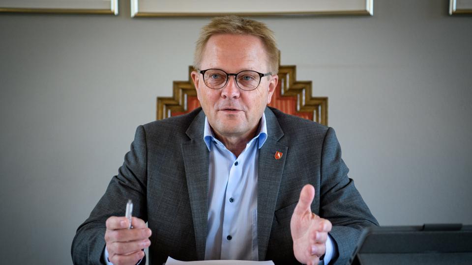 - Jeg tror bestemt på fremtiden, og at vi kan bygge videre på de fundament, vi har. Men det er da ikke nogen sjov og god dag, siger borgmester Hans Ejner Bertelsen. <i>Arkivfoto: Bo Lehm</i>