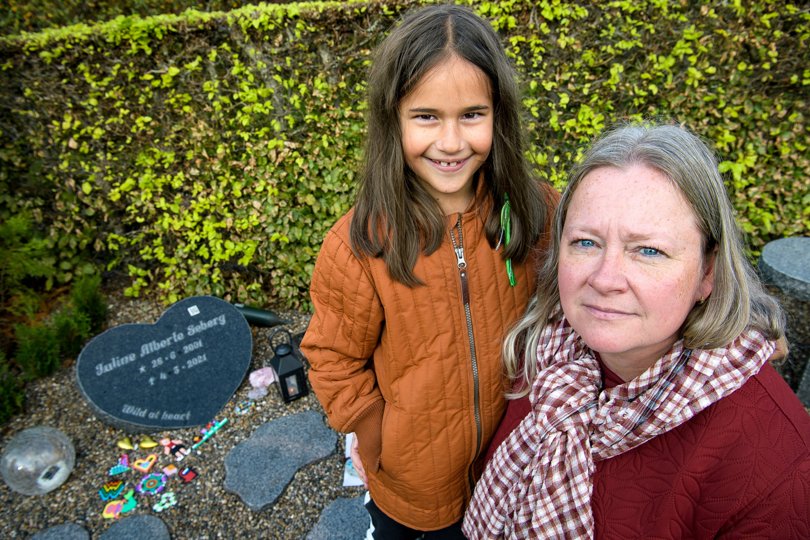 Monika Seberg med sin anden datter Isabella ved Juline Sebergs gravsted på Thisted Kirkegård.  <i>Arkivfoto: Bo Lehm</i>