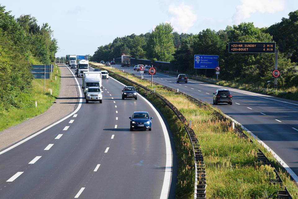 Naboer til motorvej E45 i Aalborg plages af trafikstøj, men nu skal støjskærme dæmpe larmen. Arbejdet med at opsætte skærmene vil påvirke trafikken på E45. <i>Foto: Henrik Bo</i>