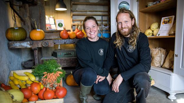 Ældre foto fra første gang Nordjyske var på besøg på Løvegården. Dengang havde Martin Jensen og Kristina Kruse etableret en "bod" i en gammel garage. <i>Arkivfoto: Bo Lehm</i>