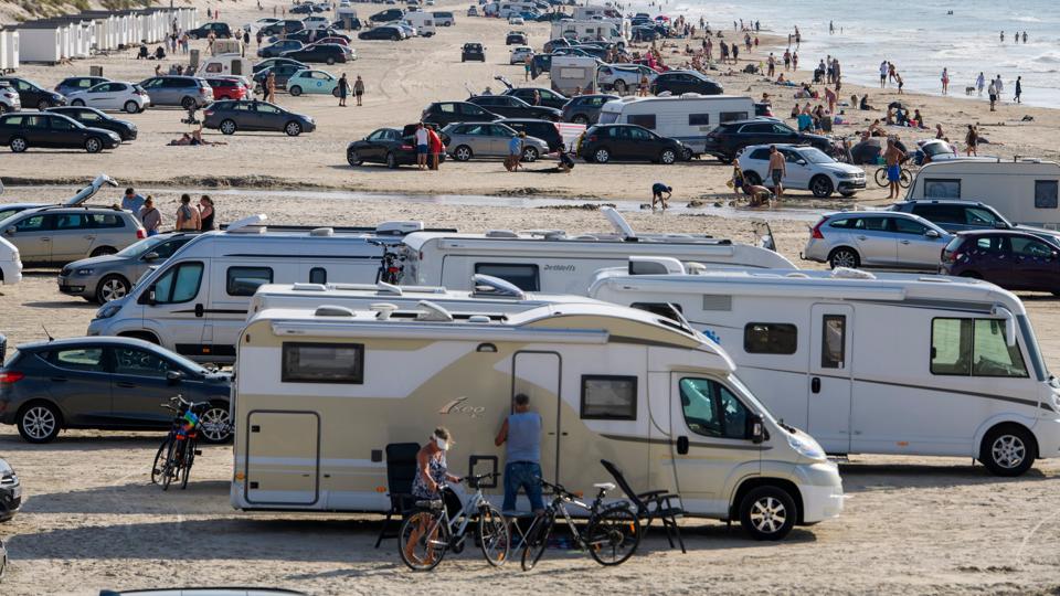 En tysk autocamper havde stået lidt for længe på stranden uden livstegn omkring den. En anmeldelse gjorde, at en ældre tysk turist fik hjælp. <i>Arkivfoto: Henrik Bo</i>
