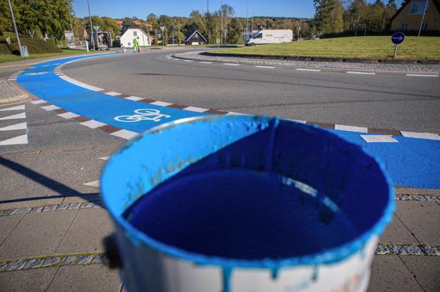 Rundkørsel blev i fjor malet blå. <i>Arkivfoto: Martin Damgård</i>