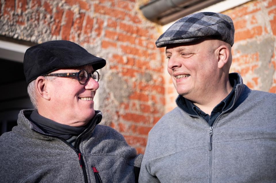 Mads Ejlersen og Jens Guldsmed-Thomsen, da de netop havde overtaget deres nye bolig i kystbyen i 2021. <i>Arkivfoto: Henrik Bo</i>