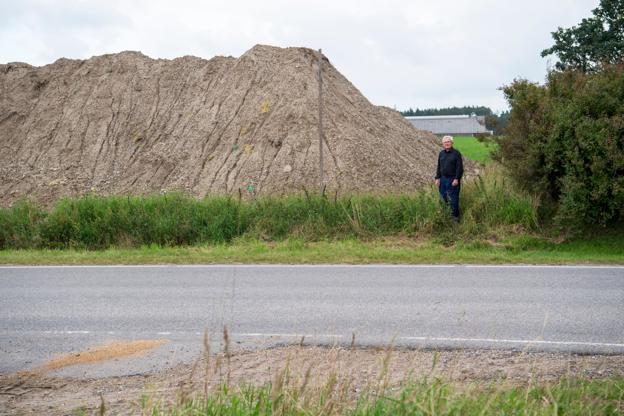Knud Jacobsen ved den jordbunke, som han formentlig har udsigt til nogle år endnu. <i>Foto: Kim Dahl Hansen</i>