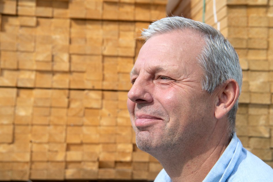 Kunderne er nervøse. Alligevel har Henrik Staun hamrende travlt ...