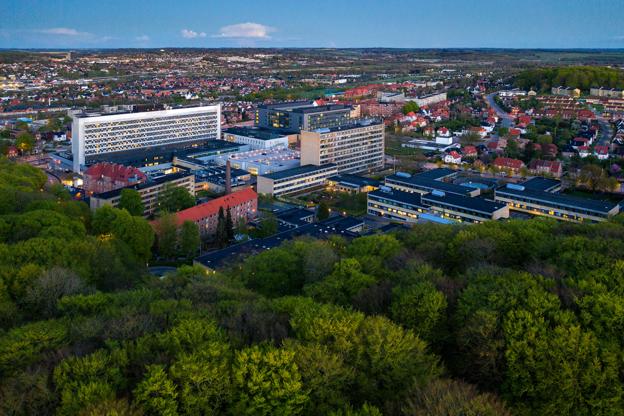 En af de ting, regionen har gjort for at frigive p-pladser, er at adskille patient- og personaleparkering. I p-huset bag sygehuset er det i dag kun personalet der må parkere. <i>Foto: Henrik Bo</i>