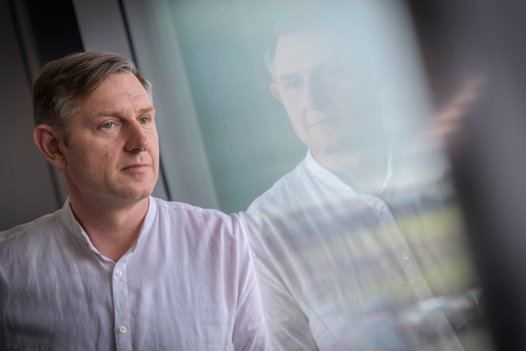Jens Rasmussen og hans storebror, Søren Rasmussen, har deres passion for vindmøller med fra barndomshjemmet, der ligger lige ned til Mariager Fjord, og hvor deres far tidligt fik sat en mølle op. <i>Foto: Martin Damgård</i>