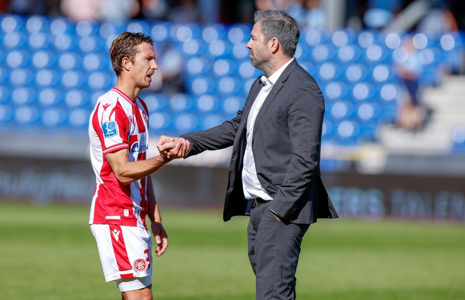 Sportschef Inge André Olsen (th.) erkender, at AaB har fået som fortjent i afslutningen af foråret. <i>Arkivfoto: Lars Pauli</i>