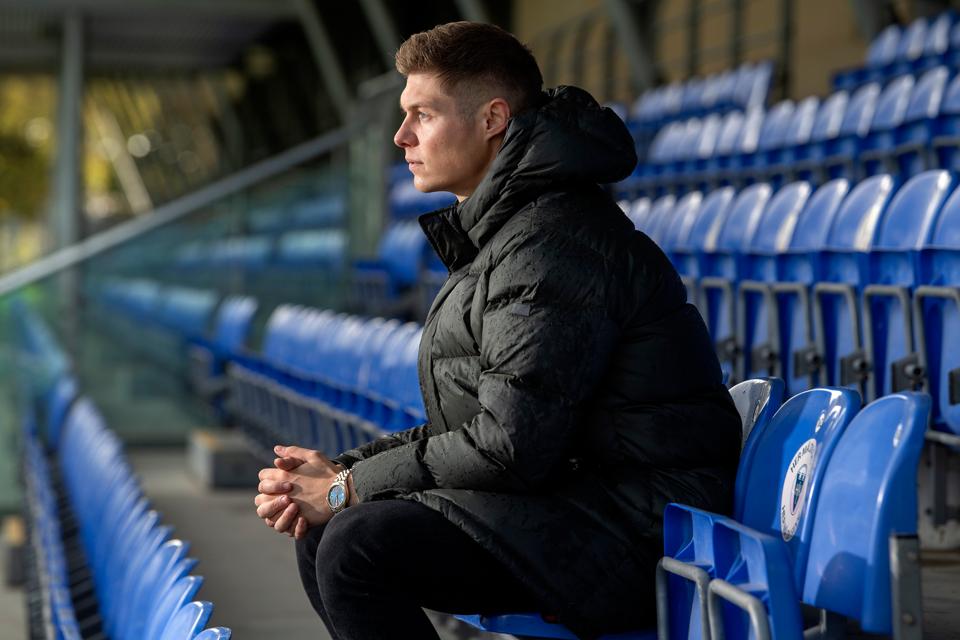Hobro IK's Jakob Hjorth har måttet se til fra tribunen siden september. <i>Arkivfoto: Lars Pauli</i>