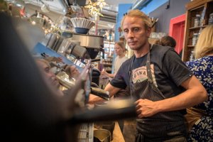 Jonas købte sin egen arbejdsplads: Nu sælger populær Aalborg-café som aldrig før