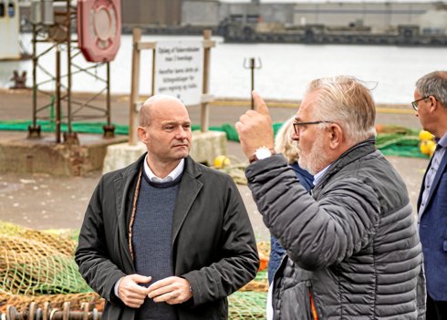 Jan N. Hansen, th., formand for Hanstholm Fiskeriforening, havde i efteråret 2021 besøg af den konservative Søren Pape Poulsen i et forsøg på at sætte ord på nogle af fiskeriets problemer, nu håber han på politisk forståelse for behovet for hjælp til at komme gennem den aktuelle brændstofkrise. <i>Arkivfoto: Jens Fogh-Andersen</i>
