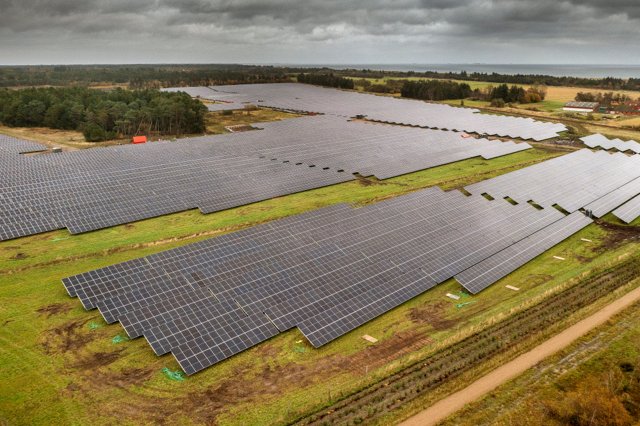 Hvor skal fremtidens solcelleparker placeres i Frederikshavn Kommune? Det spørger man nu borgerne om. Her en nyligt anlagt park lige syd for Hvide Klit Golfklub ved Ålbæk.