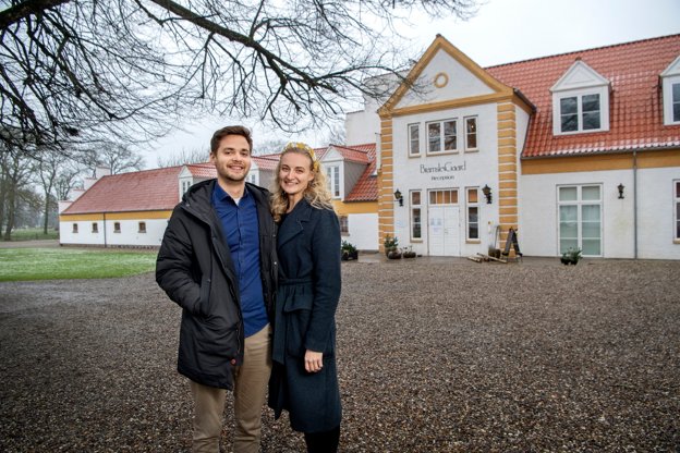 26-årige Thera Kartz Johansen og 28-årige Michael Dissing overtog Hotel BramslevGaard 1. januar 2022. <i>Foto: Lars Pauli</i>
