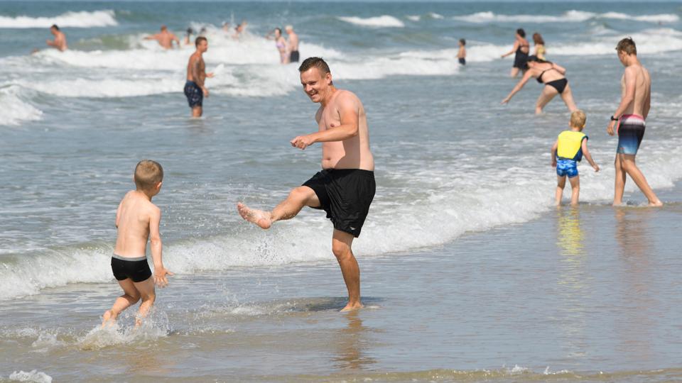 Sommeren viser sit kønne ansigt i denne uge, og det giver god mulighed for en tur til stranden. <i>Arkivfoto: Henrik Bo</i>