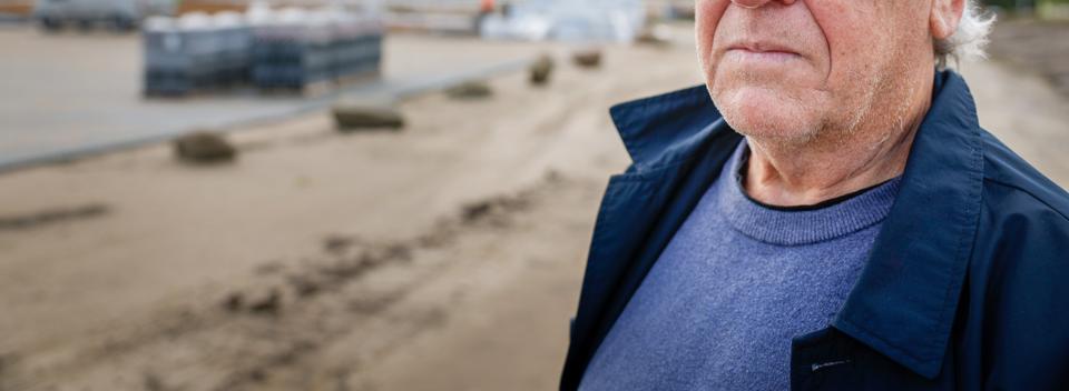 Rasmus Vetter, byrådsmedlem for SF i Vesthimmerlands Kommune, kan ikke forstå, at Aars Boligforening ikke for længst har påbegyndt at renovere de gamle, udslidte boliger i Aalestrup. Han står klar til at tage sagen videre i byrådet. <i>Arkivfoto: Torben Hansen</i>