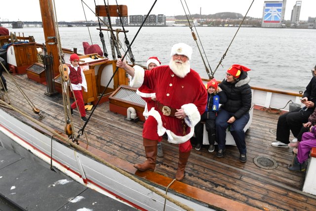 Det er en mangeårig tradition, at julemanden kommer sejlende til byen. 