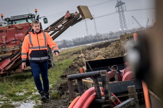 Virksomheden Nordkabel har haft mere travlt end nogensinde. Her er det med et nyt elkabel til Danmarks største elforbruger, cementfabrikken Aalborg Portland. <i>Foto: Martin Damgård</i>