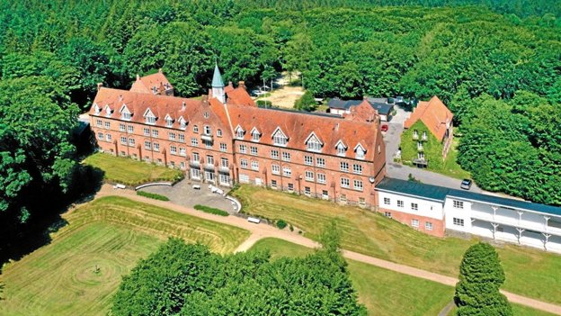 ”Fryseslottet” i Rold Skov blev opført af staten i 1906 som tuberkulosesanatorium. Oprindelig hed stedet Skørping Sanatorium. <i>PR-foto.</i>