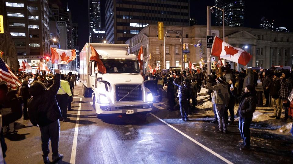 Lastbilchauffører bliver hyldet i den canadiske millionby Toronto på vej mod hovedstaden, Ottawa. <i>Cole Burston/Ritzau Scanpix</i>