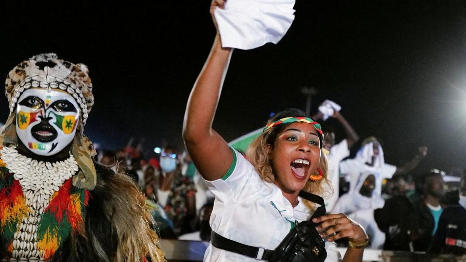 Senegalesere fejrer landets første afrikanske mesterskab i fodbold nogensinde. <i>Zohra Bensemra/Reuters</i>
