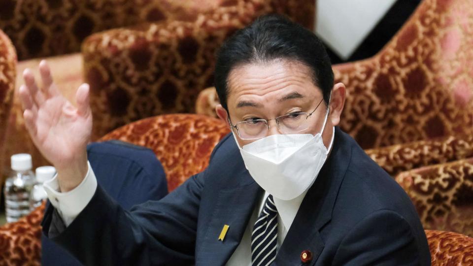 Fumio Kishida, Japans premierminister, diskuterer coronatiltag ved et budgetmøde i det japanske underhus. <i>Kazuhiro Nogi, AFP/Ritzau Scanpix</i>
