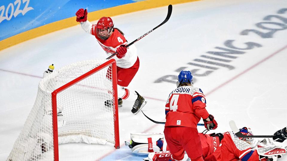 Silke Glud scorede det, der endte med at blive sejrsmålet, da hun bragte Danmark foran 3-2 i starten af tredje periode. <i>Anthony Wallace/Ritzau Scanpix</i>