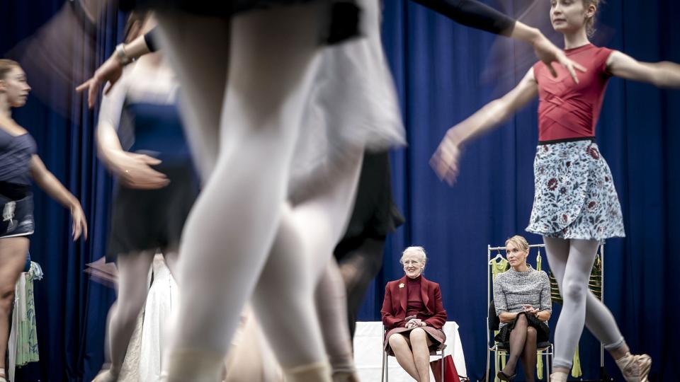 Dronning Margrethe har en forkærlighed for ballet. Her ses hun ved prøverne til "Snedronningen" i Tivoli sidste år. <i>Mads Claus Rasmussen/Ritzau Scanpix</i>