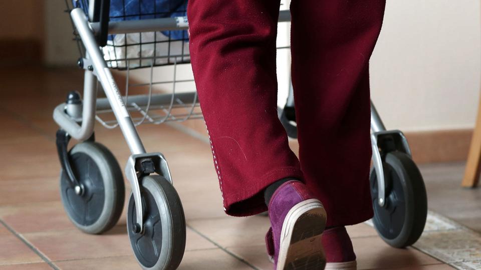 Michel Roccati kunne gå igen selv efter fire måneder. Han støtter sig i dag til rollator for at holde balancen. Han er i stand til at stå op i to timer og kan gå næsten en kilometer uden pause. (Arkiv). <i>Jens Büttner/Ritzau Scanpix</i>