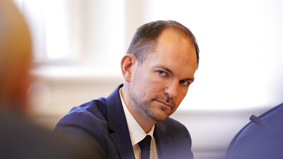 - I lyset af den udlægning af forløbet, som kommer til udtryk i dag, så finder Skatteministeriet det ærgerligt, at Skatteministeriet, Transportministeriet og Vejdirektoratet ikke allerede dengang offentliggjorde notatet med en tilkendegivelse af de forbehold, der var, siger Bruus under et samråd. <i>Liselotte Sabroe/Ritzau Scanpix</i>