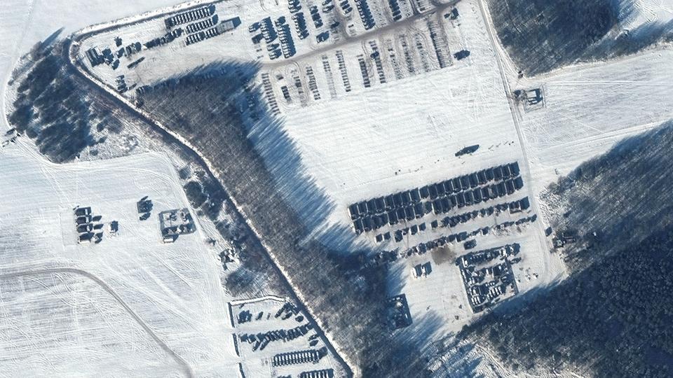 Satellitfoto af russiske styrker og militær udrustning i Rechitsa i Hviderusland. Optagelserne er fra før en fælles russisk-hviderussisk militær manøvre blev indledt torsdag. " Russiske og hviderussiske soldater vil under de fælles øvelser forstærke forsvaret af Hvideruslands grænse", hedder det i russiske erklæringer. <i>Maxar Technologies/Reuters</i>