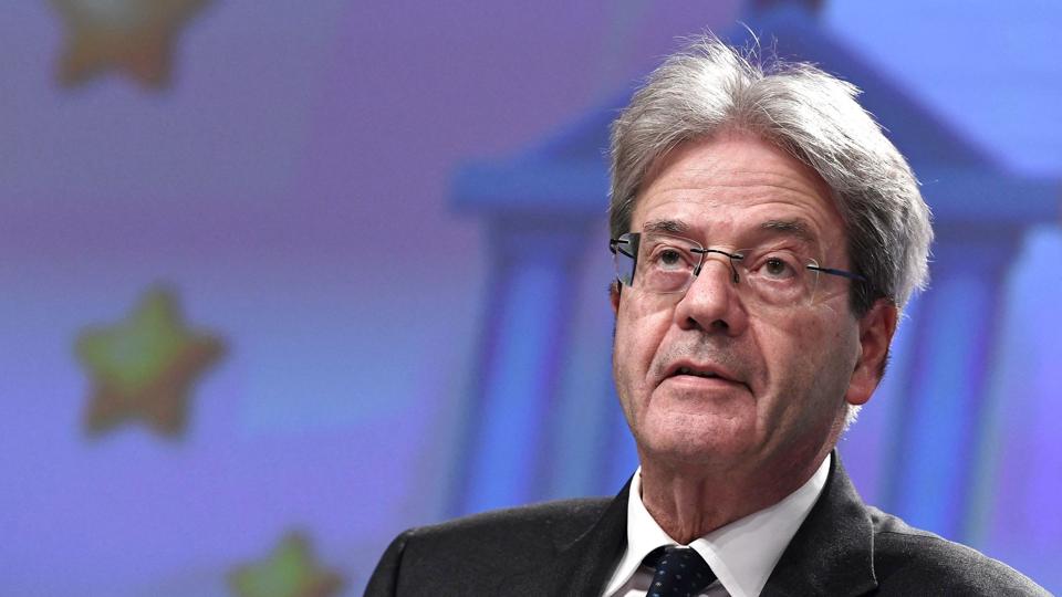 EU-kommissæren for økonomi, Paolo Gentiloni Silveri, forventer en vækst på 4,0 procent i 2022. Prognosen bygger dog på forhåbninger om, at der ikke kommer nye coronanedlukninger, at inflationen falder, og forsyningsproblemerne aftager. <i>John Thys/Ritzau Scanpix</i>