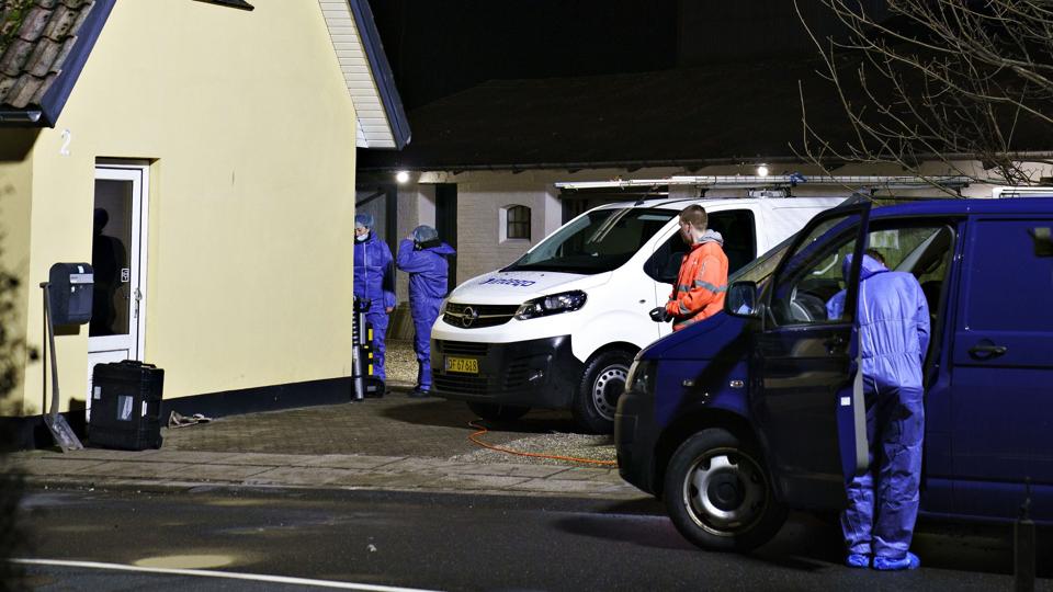 Nordjyllands Politi arbejder fortsat på at finde den 22-årige Mia Skadhauge Stevn, som frygtes dræbt. Her ses politiet på en adresse i Flauenskjold i Vendsyssel, hvor en af to anholdte i sagen har adresse. <i>Henning Bagger/Ritzau Scanpix</i>