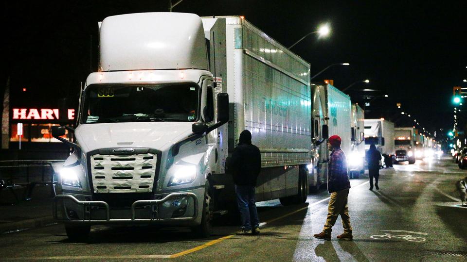 Hundredvis af lastbilchauffører blokerer den canadiske hovedstad. Protesterne har også medført en blokade af Ambassador Bridge - verdens største hængebro, som forbinder den canadiske by Windsor med den amerikanske by Detroit. <i>Carlos Osorio/Reuters</i>