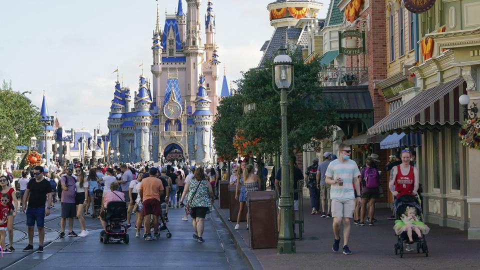 Gæsterne begyndte i sommer for alvor at vende tilbage til Disney World i den amerikanske delstat Florida. (Arkivfoto) <i>John Raoux/Ritzau Scanpix</i>