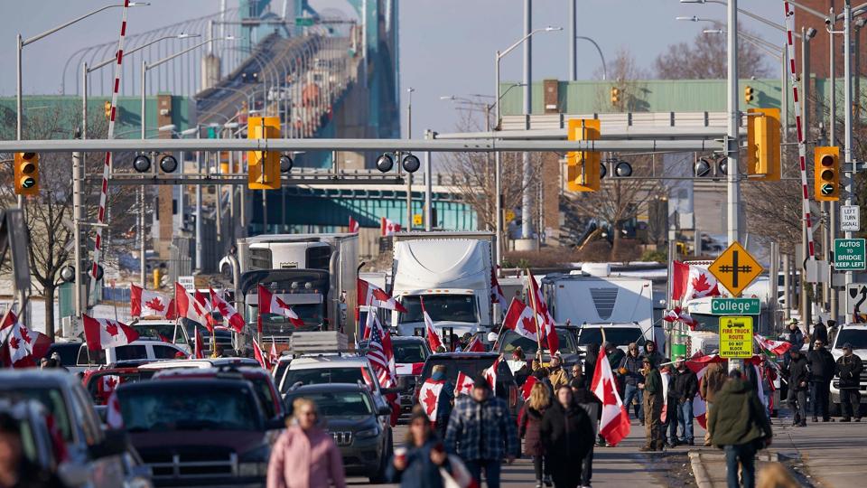 Her ses demonstranter ved den internationale hængebro Ambassador Bridge. Den forbinder Detroit i den amerikanske delstat Michigan med Windsor i den canadiske provins Ontario. <i>Geoff Robins/AFP/Ritzau Scanpix/Ritzau Scanpix</i>
