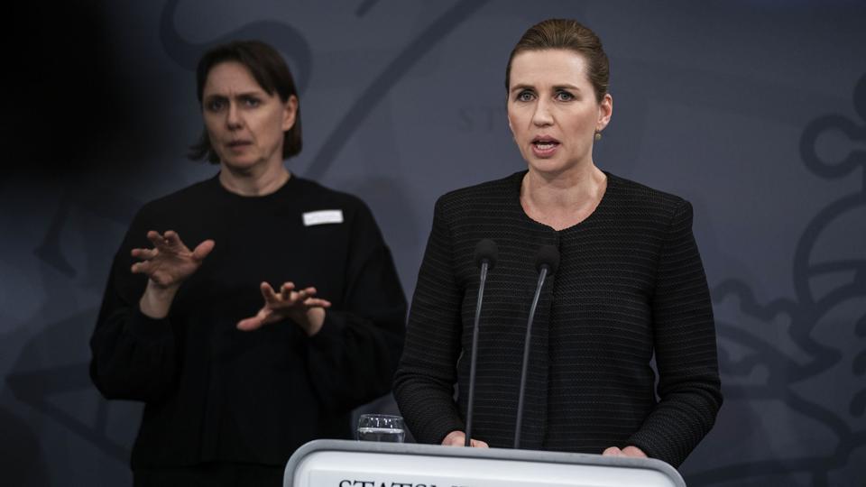 Ifølge tænketanken Economist Intelligence Unit er det især coronanedlukninger verden over, som har svækket demokratiet. Statsminister Mette Frederiksen (S) oplyste på et pressemøde 11. marts 2020, at Danmark ville lukke ned for at bremse smitten. (Arkivfoto) <i>Martin Sylvest/Ritzau Scanpix</i>