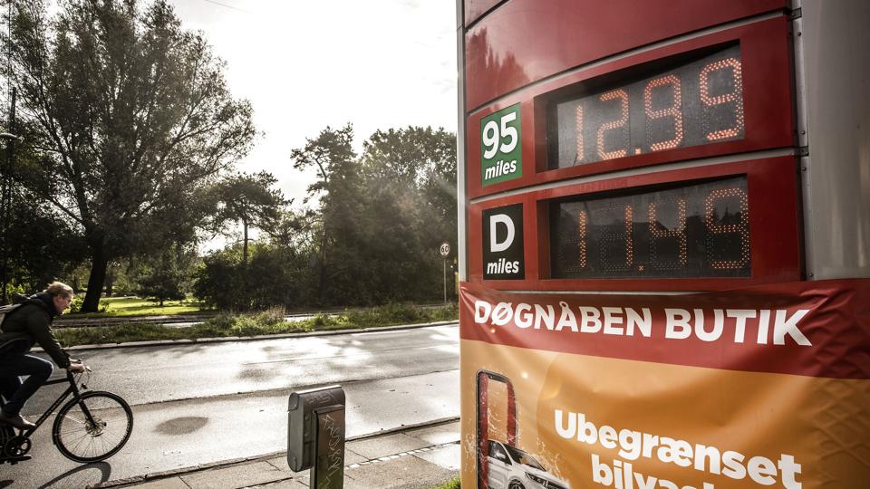 Dyrere benzin og diesel har det seneste års tid været med til at øge de danske forbrugerpriser. (Arkivfoto) <i>Olafur Steinar Gestsson/Ritzau Scanpix</i>