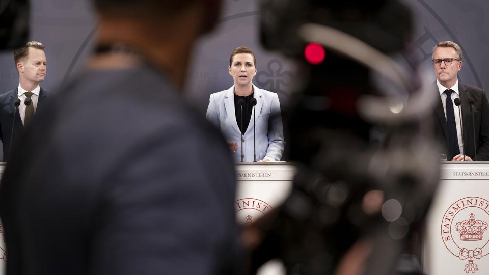 Udenrigsminister Jeppe Kofod (S), statsminister Mette Frederiksen (S) og forsvarsminister Morten Bødskov (S) kunne torsdag fortælle, at regeringen påbegynder forhandlinger om et styrket forsvarssamarbejde med USA. <i>Liselotte Sabroe/Ritzau Scanpix</i>
