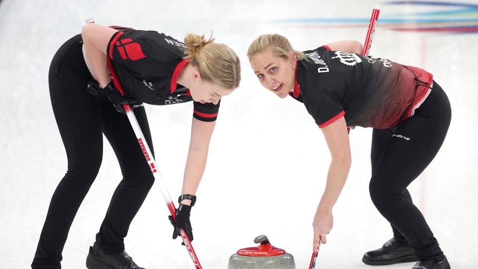 My Larsen og Denise Dupont fejer under vinter-OL i Beijing. <i>Eloisa Lopez/Reuters</i>