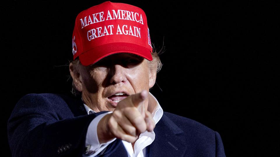 Tidligere præsident Donald Trump under et valgmøde i Florence i delstaten Arizona i sidste måned. Et udvalg i Kongressen er i gang med at undersøge, om han i strid med loven ødelagde eller fjernede dokumenter som afgående præsident. <i>Carlos Barria/Reuters</i>